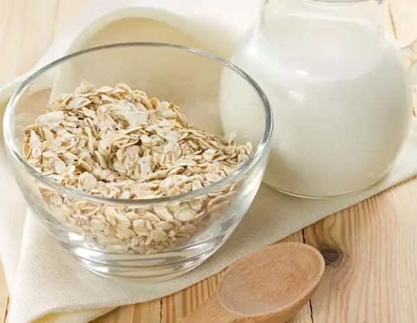 Comer un plato de avena en el desayuno ayudará a que sientas energía durante toda la mañana.