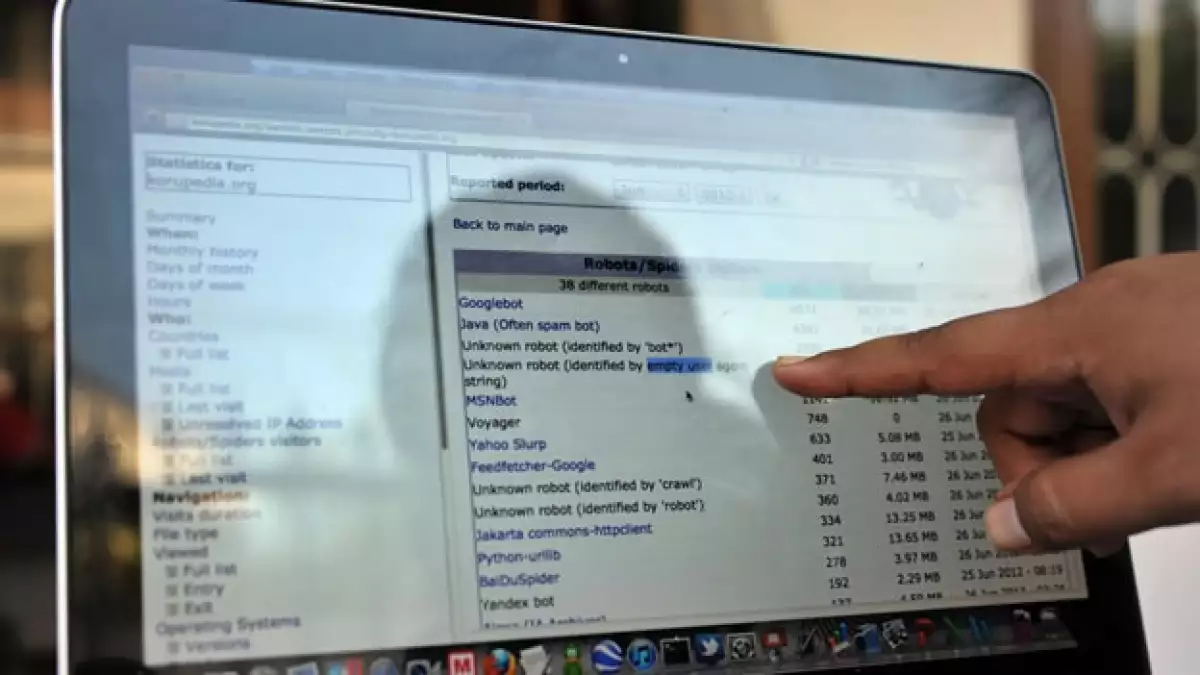 un hombre señala una pantalla