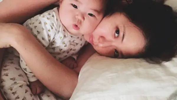 Puede parecer que ver dormir a un bebé resulta por sí solo pacificador, sin embargo, la fotógrafa Laura Izumikawa ideó algo muy especial con el qué entretenerse mientras su hija descansaba.