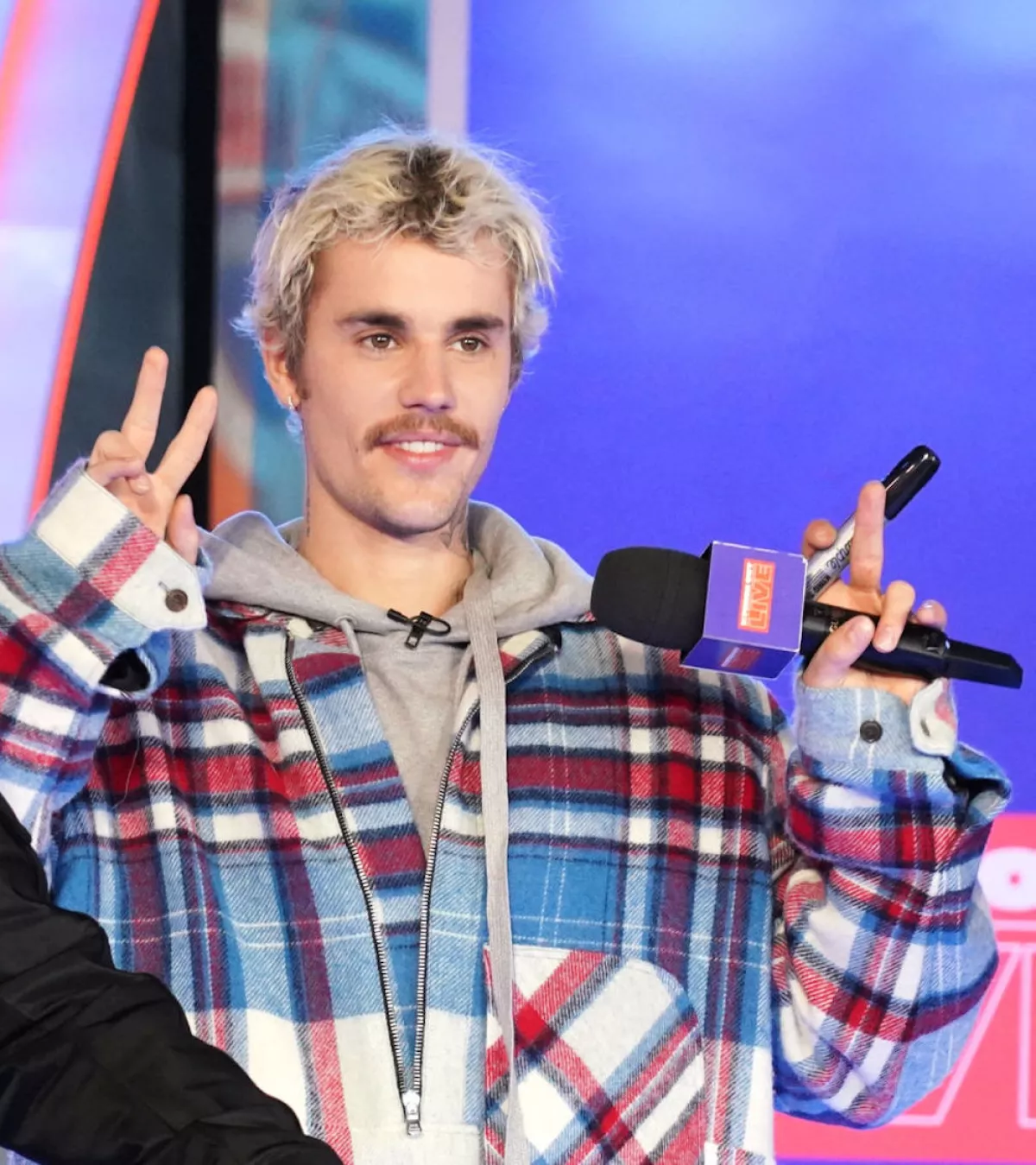 Justin Bieber Storms MTV‚Äôs ‚ÄúFresh Out Live‚Äù and Makes a Superfan‚Äôs Dreams Come True