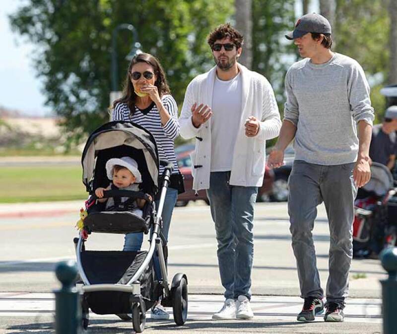 Los actores y su hija fueron fotografiados en la ciudad costera de Carpintería, California.