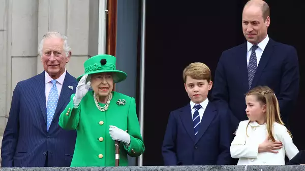 La Reina Isabel reaparece en el balcón del Palacio de Buckingham durante el Jubilee Pageant