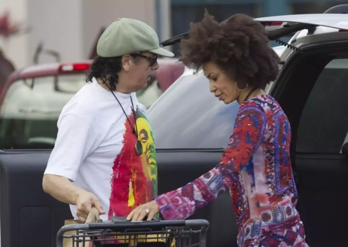 La leyenda de la guitarra y la baterista Cindy Blackman se casaron en una de las islas Hawai en diciembre pasado.
