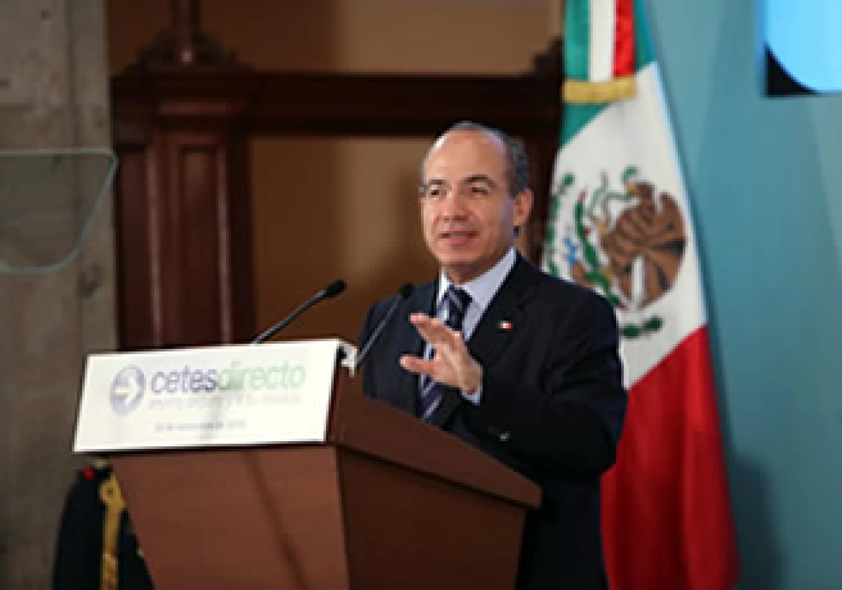 El presidente Felipe Calderón inauguró las transacciones a través de Cetes Directo con una compra de 1,000 pesos en deuda. (Foto: Notimex)