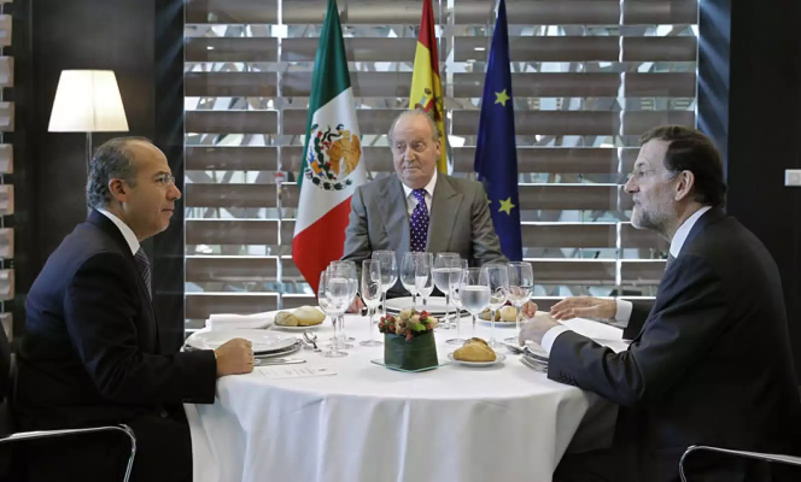 El jefe del gobierno español, Mariano Rajoy, y el rey Juan Carlos, expresaron sus palabras de cariño para el presidente mexicano Felipe Calderón, quien se despide de las cumbres al finalizar su sexenio.