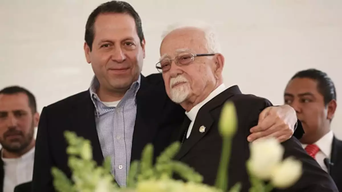 El gobernador del Estado de México Eruviel Ávila (izquierda) junto al arzobispo Antonio Chedraoui