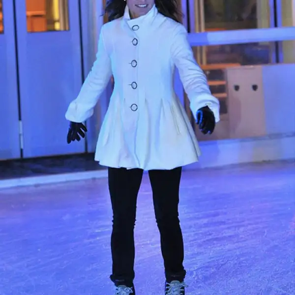 Pippa Middleton se divierte patinando con una chaqueta corta estructurada con botones dorados.
