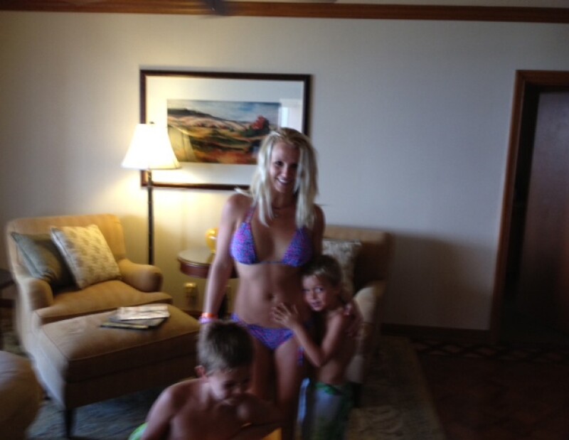 Britney lució una esbelta y bien torneada figura al lado de sus pequeños hijos.