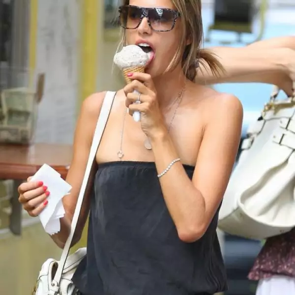 Por lo general, las modelos se restringen mucho al momento de comer, pero no siempre cierto, la prueba es Alessandra Ambrosio, quien disfruta plenamente de los helados sin temor a perder la línea.