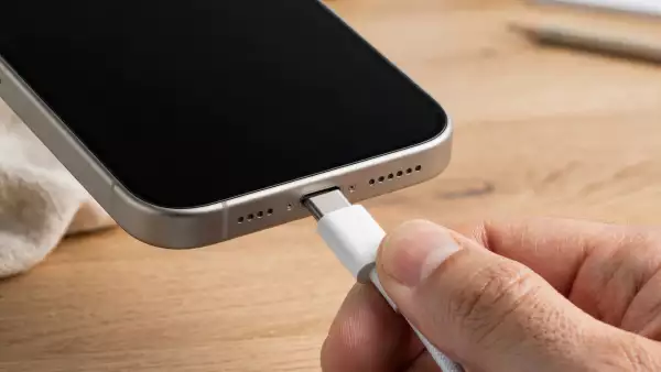 Apple incorporó por primera vez el USB-C en un iPhone con el lanzamiento del iPhone 15 en 2023, después de más de una década utilizando Lightning.