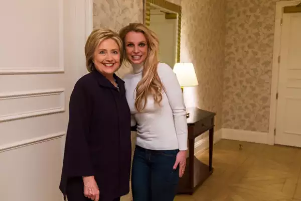La cantante compartió esta foto con Hillary Clinton, en la que llamó la atención su imagen.