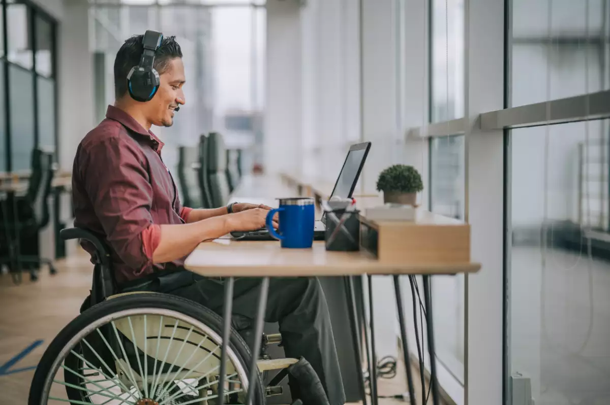 Una persona con discapacidad busca empleo en Tecnologías de la Información