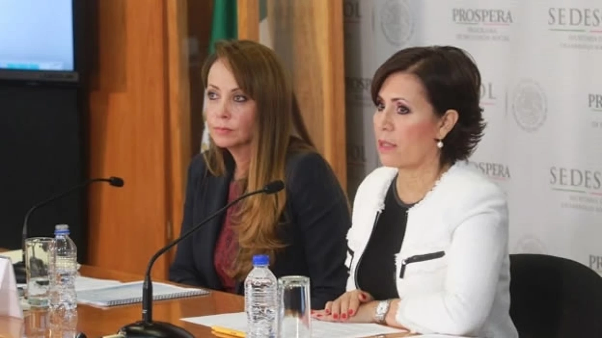 Paula Hernández (izquierda) titular de Prospera, y la secretaria de Desarrollo Social, Rosario Robles