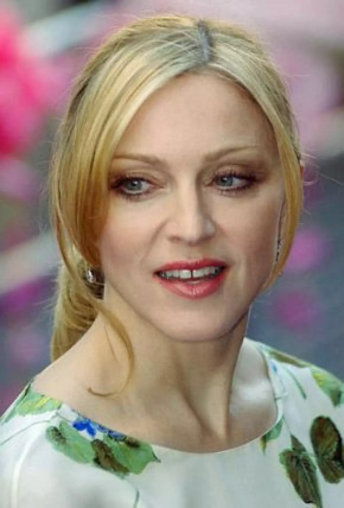 Thomas dijo que recibió un aviso de que Madonna estaba en los Hamptons y la fotografió antes y después del accidente desde un camino público. El sostuvo que no estuvo en el lugar cuando ella cayó.
