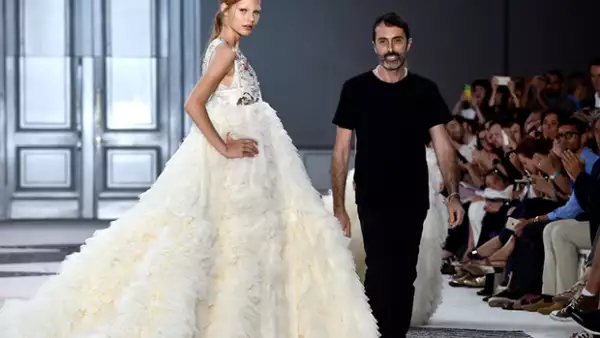 La más reciente colaboración del italiano con MAC ya tiene a "It Girls" como Bianca Brandolini y Olivia Palermo hablando. Te contamos qué hay detrás del diseñador consentido de las celebs.