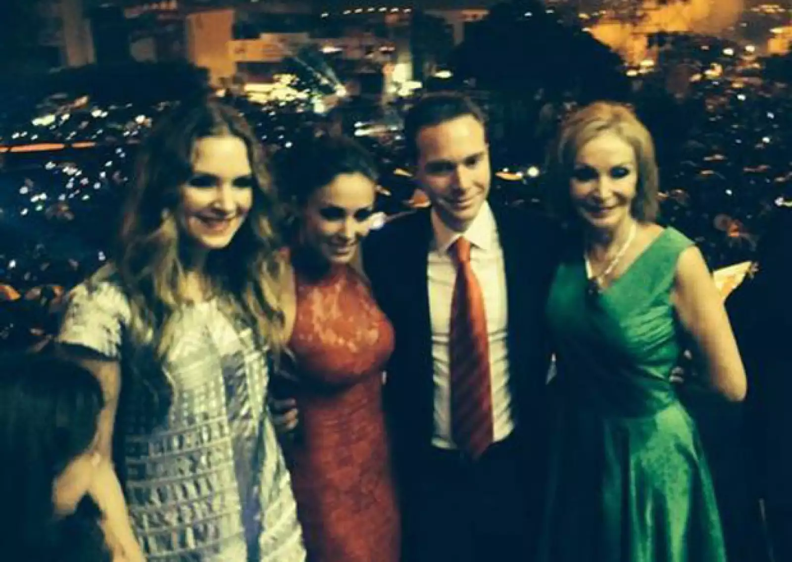 Mientras que Anahí lució el rojo en su vestido, la mamá de Manuel Leticia Coello Garrido optó por el color verde.