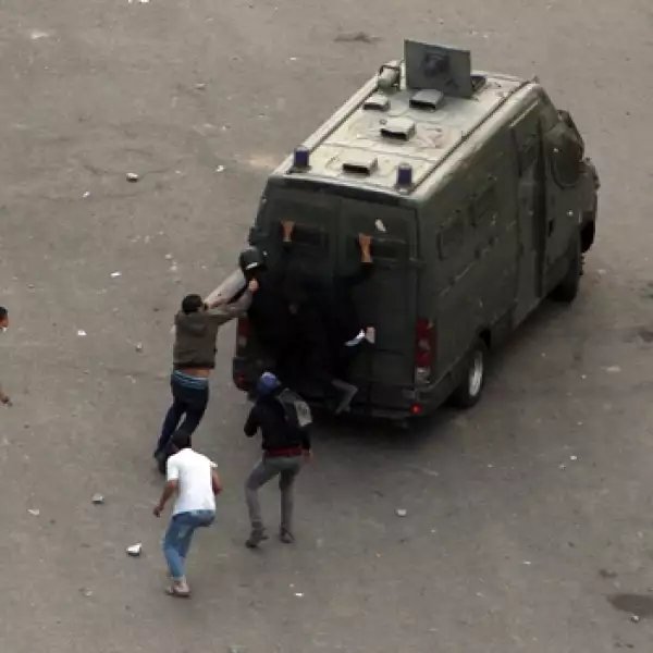 manifestantes atacan un vehiculo de la policia