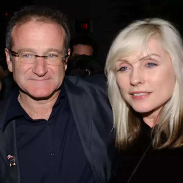 No sólo se relacionaba con actores, aquí Robin con Debbie Harry, vocalista de Blondie en una premiere de 2002.