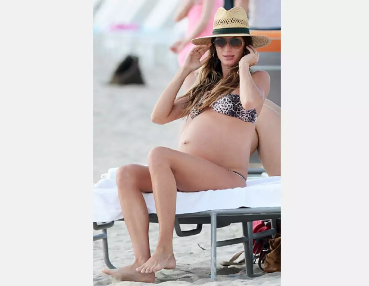 El ex ángel de Victoria&#39s Secret lució un traje de baño de dos piezas con estampado de leopardo, un sombrero de paja y gafas de sol. Se veía muy linda.