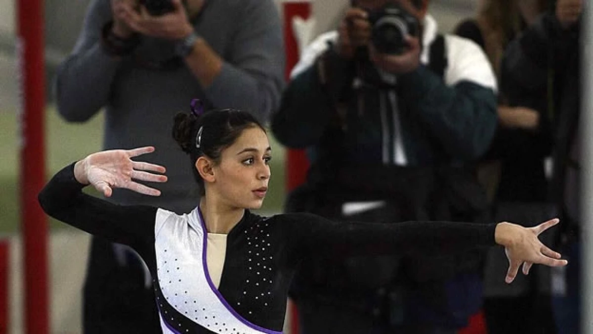 La gimnasta Elsa García realiza su rutina de piso