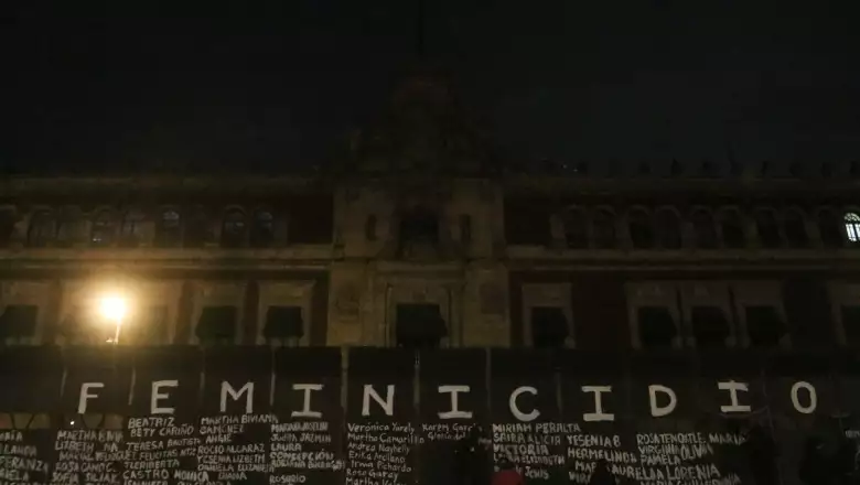 Mural Feminicidio vallas Palacio Nacional