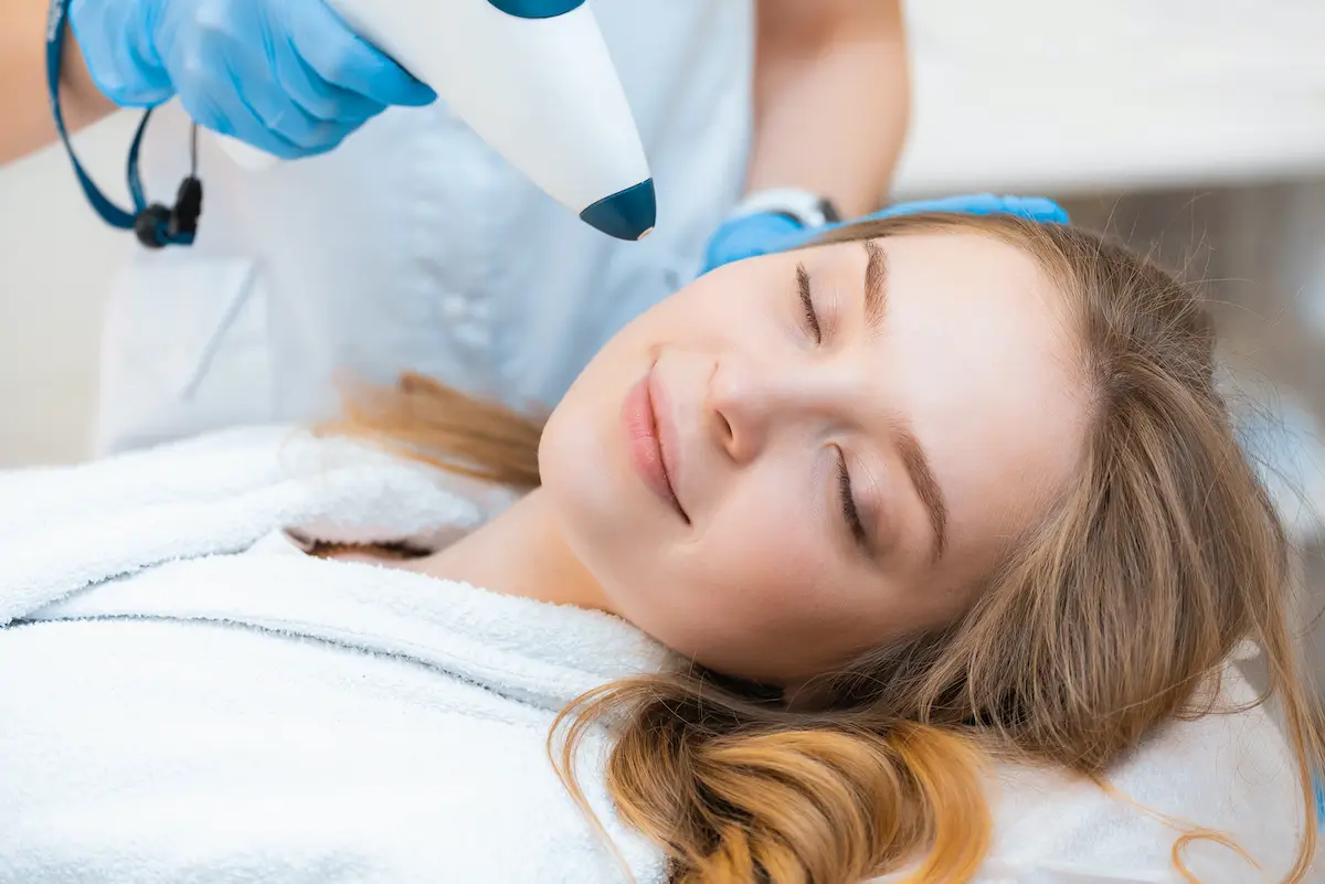 A,Beautiful,Attractive,Girl,Gets,A,Cool,Lifting,Procedure,With