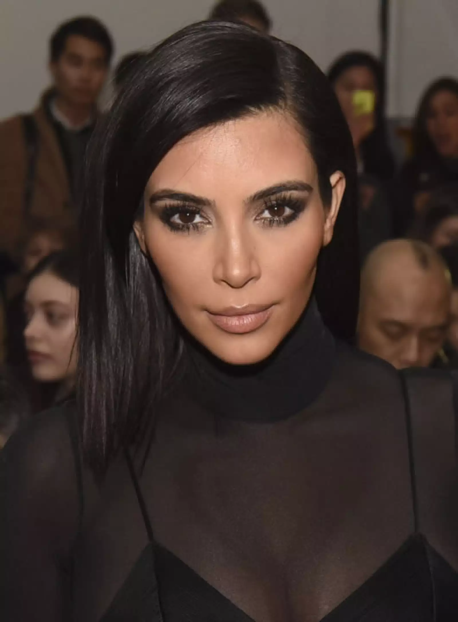 Kim Kardashian es la reina del smokey eye. La vemos usando este método en cualquier ocasión. Ya sea para salir a pasear, o para un evento, Kim sabe que le queda espectacular.