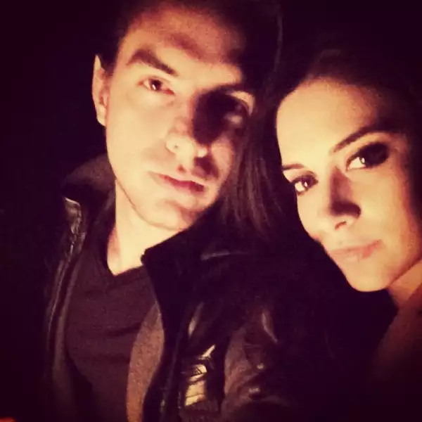 Vadhir Derbez y Karla Anzaldúa.