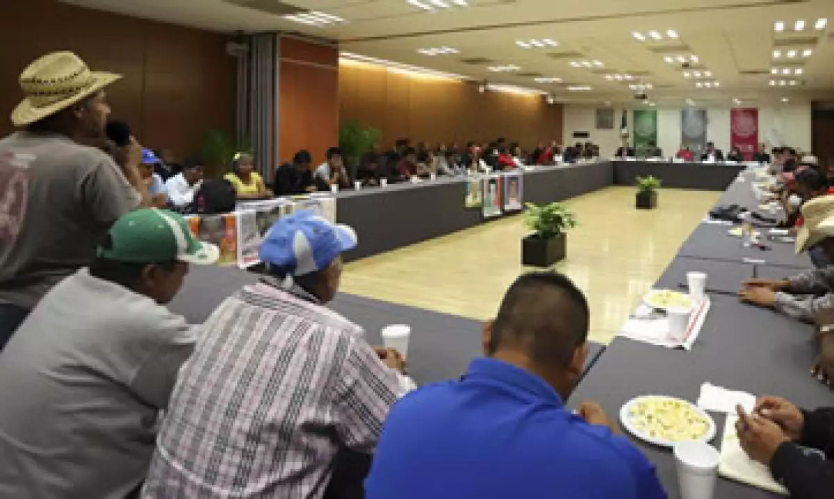 Los familiares de los estudiantes desaparecidos en Guerrero durante su reunión con autoridades mexicanas. (Foto: Cuartoscuro )