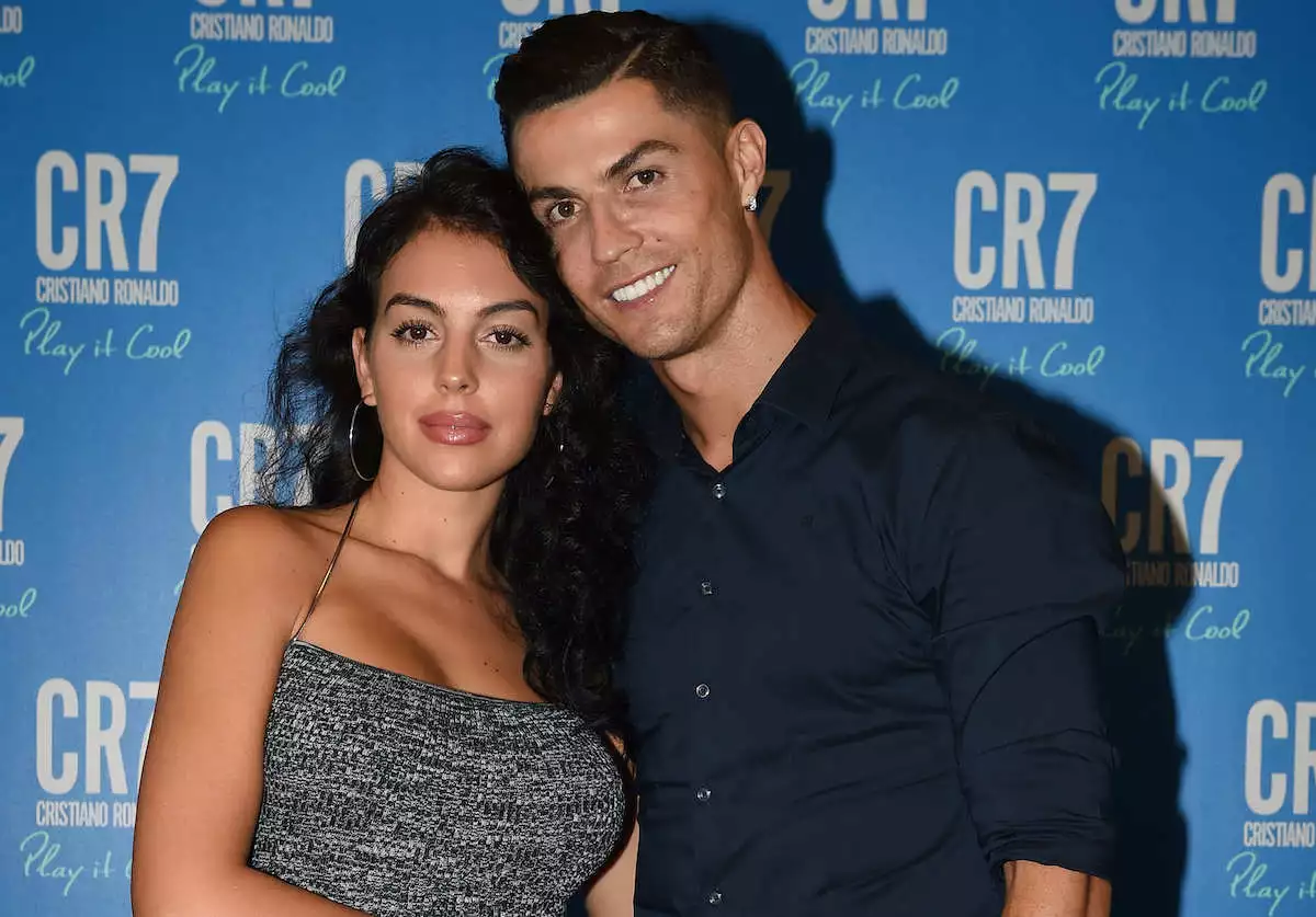 Cristiano Ronaldo y Georgina Rodriguez anunciaron la muerte de su bebé. (Georgina Rodriguez y el futbolista Cristiano Ronaldo posan para una foto). 