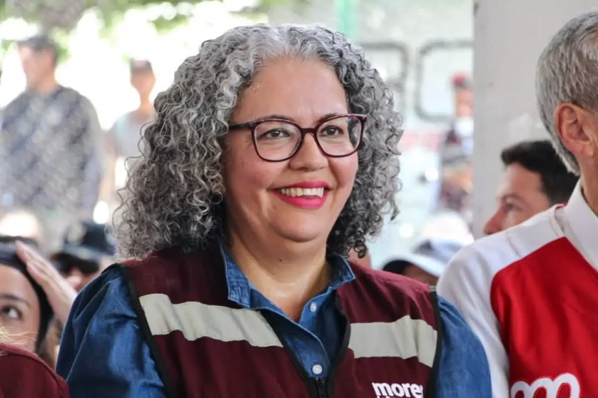 Graciela Domínguez viste el chaleco de Morena en una gira. 
