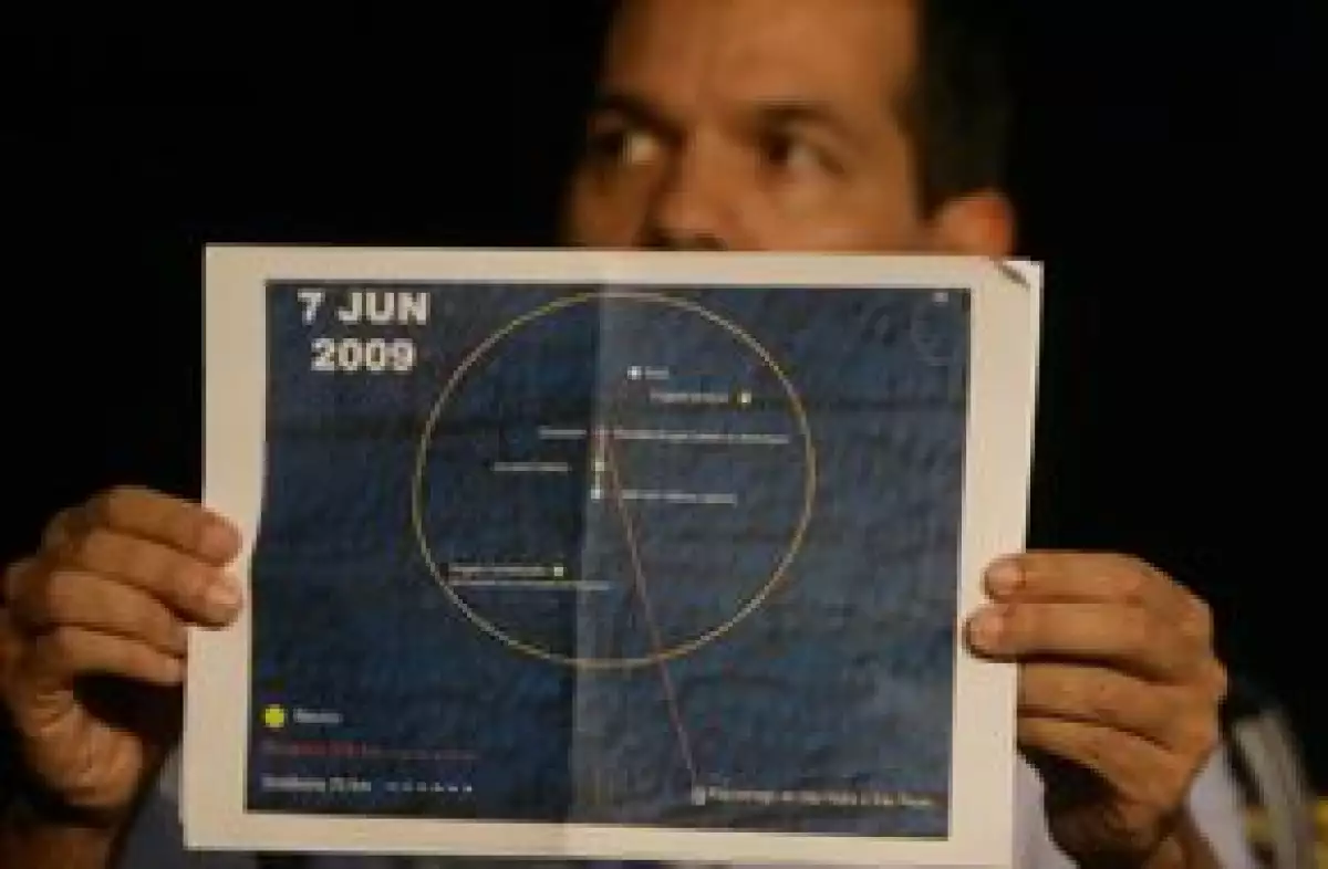Además recogieron decenas de piezas de la aeronave; EU envió tecnología para buscar las cajas negras del avión que se accidentó la semana pasada con 228 personas a bordo.