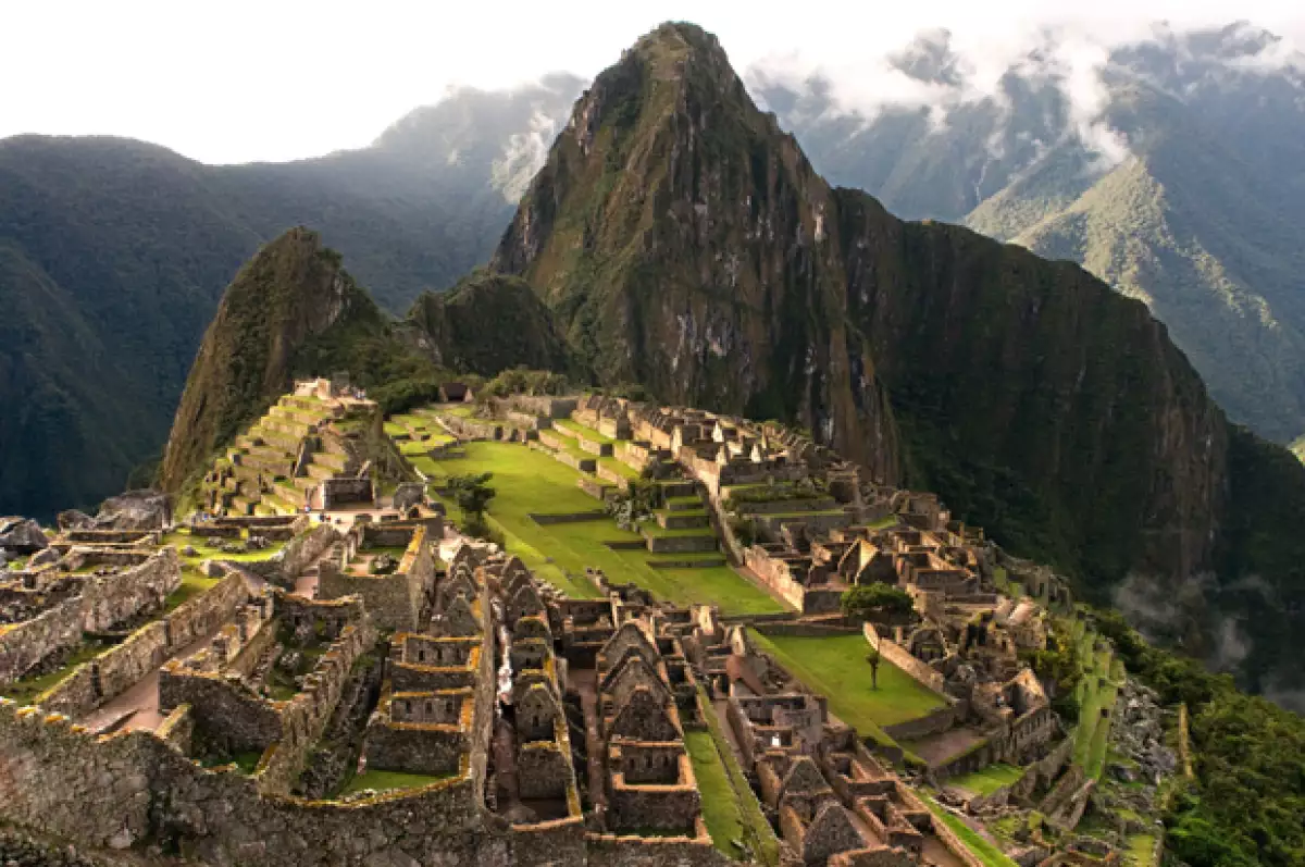 Oliver Paps, de 51 años, pidió a otro turista que lo fotografiara mientras saltaba teniendo de fondo la espectacular ciudad Inca.