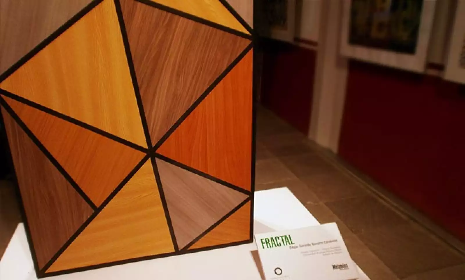 9.	Fractal es un mueble de doble uso eco-sustentable creado a partir de los residuos de material de los tableros de aglomerado presentes en la industria. Diseño: Edgar Gerardo Navarro Cárdenas.