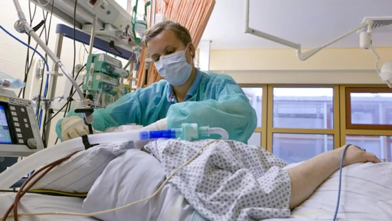 una enfermera atiende a un paciente de E. coli