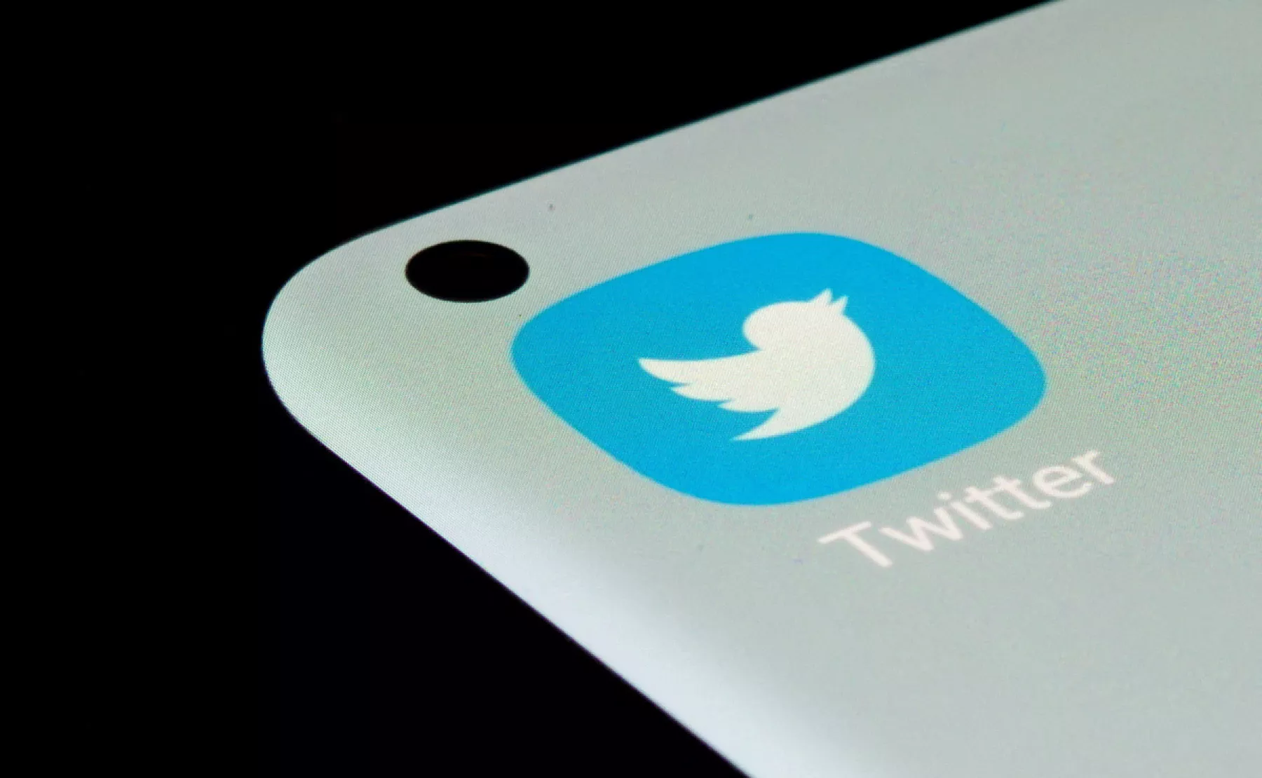 (El icono de Twitter, se ve en la pantalla de un iphone)