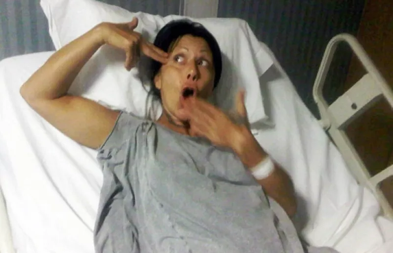 Luego del rumor de que la cantante había sido hospitalizada por recibir una agresión con arma de fuego, la hija de Silvia Pinal jugó con el tema.