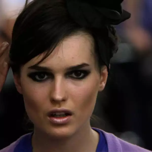 Una modelo se prepara justo antes de salir en el desfile.