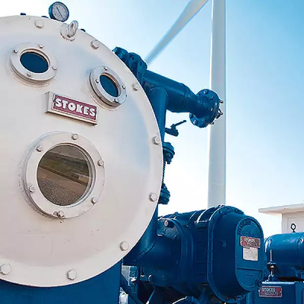 Los 27 aerogeneradores transmiten la energía hacía la subestación de la Comisión Federal de Electricidad, Juchitán II y posteriormente a la subestación Julie.