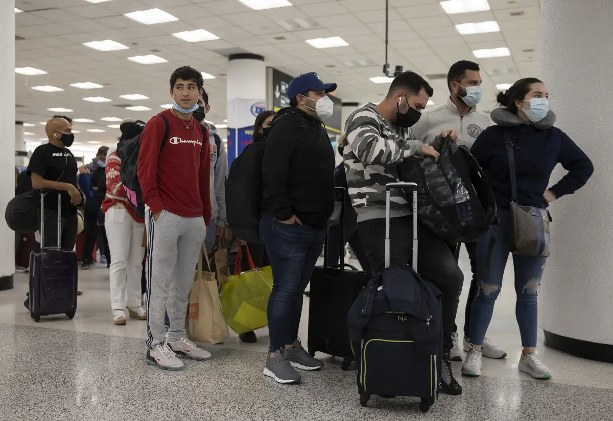 Ómicron impacta a las aerolíneas y enciende la alerta en Francia y Dinamarca