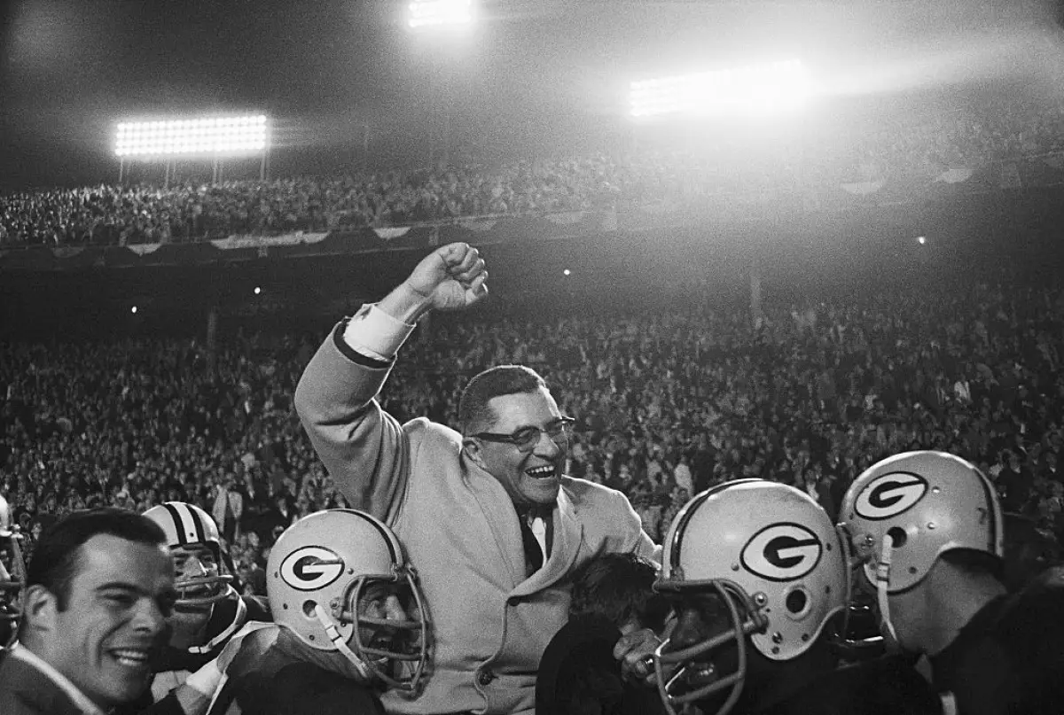Foto de Vince Lombardi levantado en hombros por los jugadores de los Packers tras vencer a los Cowboys de Dallas.