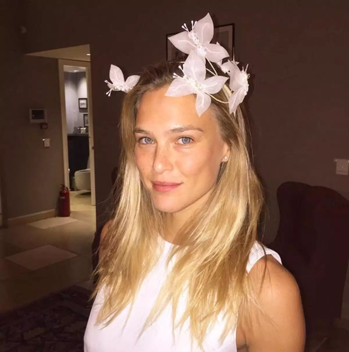 La boda de la modelo con Adi Ezra podría tener ciertos inconvenientes luego que el ministro de transporte cancelara la medida de no dejar entrar vuelos en la zona donde se realizará la ceremonia.