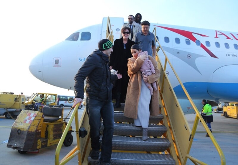 Kim bajó las escaleras del avión de manera muy cuidadosa mientras llevaba a su primogénita en brazos.