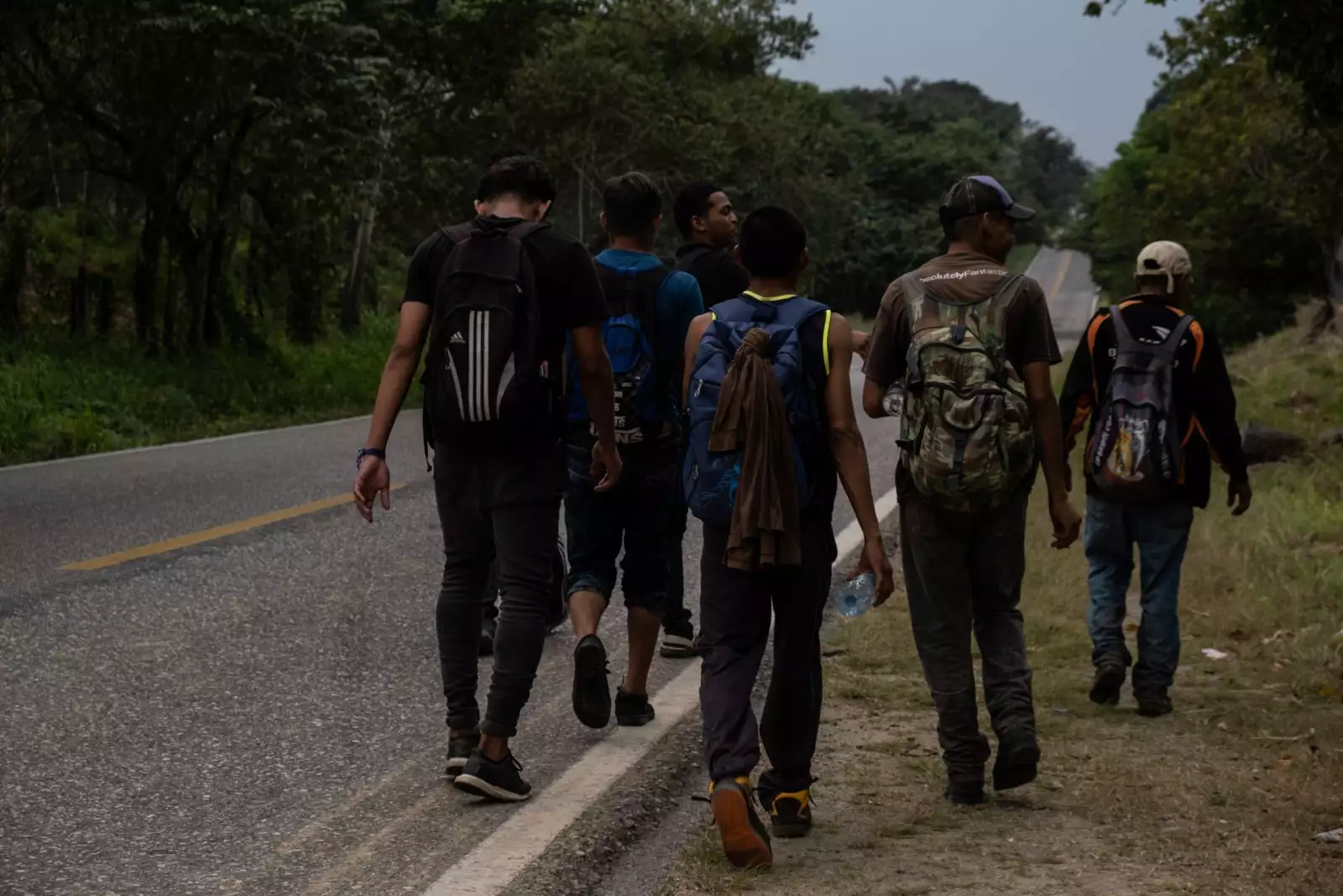 Migrantes hondureños caminas sobre la carretera Palenque con rumbo a Coatzacoalcos para lograr abordar el tren La Bestia y continuar su camino hacia la frontera sur de México.