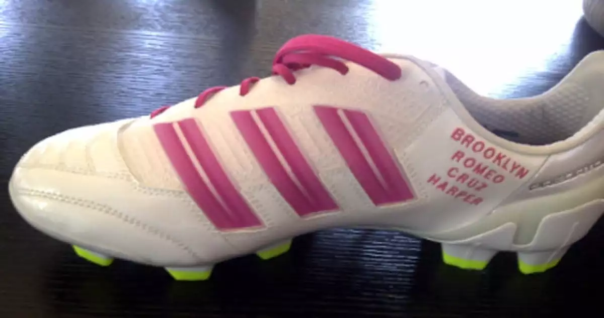 En el calzado deportivo de David se leen los nombres de sus cuatro hijos, pero el color es en honor a la pequeña de la casa.