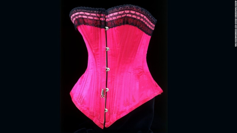 Con 200 prendas de ropa, tanto de hombre y de mujer, es la exhibición más grande en su clase.