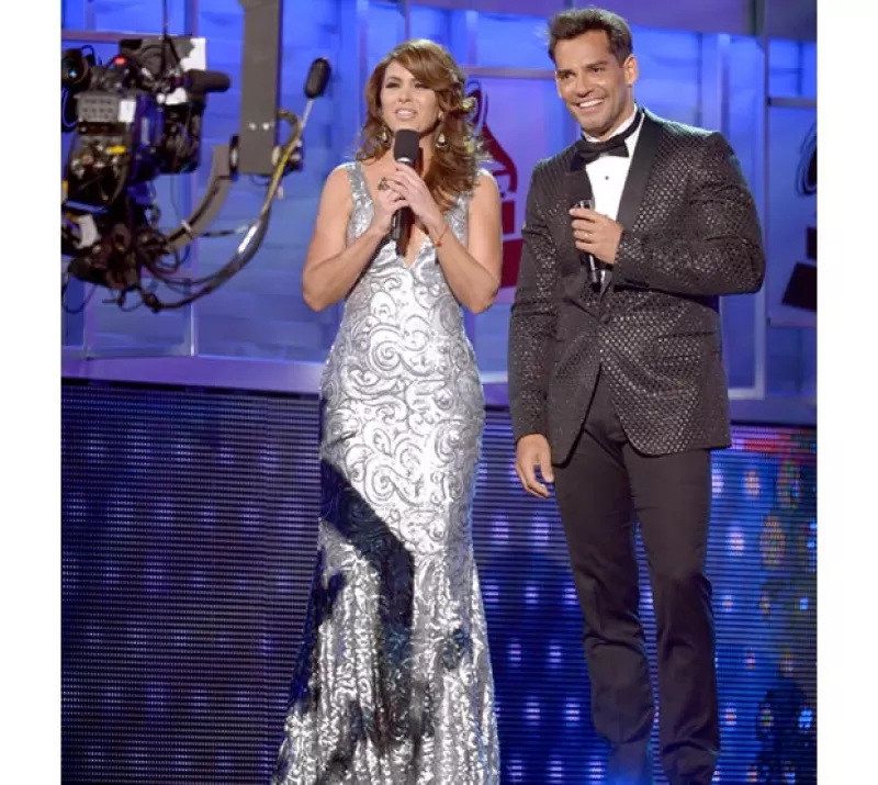 La cantante y actriz fue la conductora durante la entrega número trece que premia a lo mejor de la música, durante el show la vimos con diferentes looks.