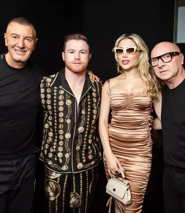 Saúl Canelo Álvarez y su esposa con los diseñadores de Dolce & Gabbana