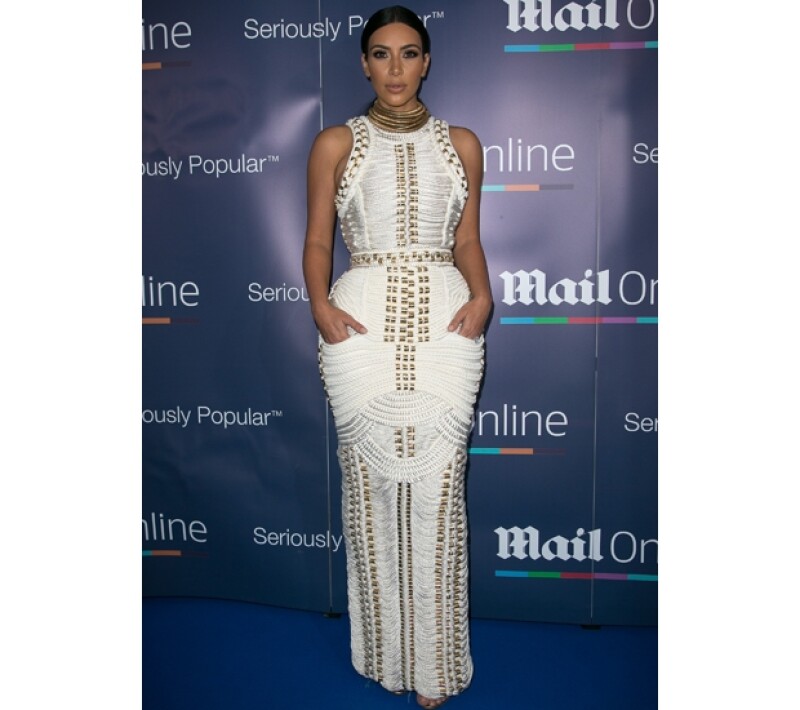 Kim lució este entallado vestido, repleto de detalles dorados.
