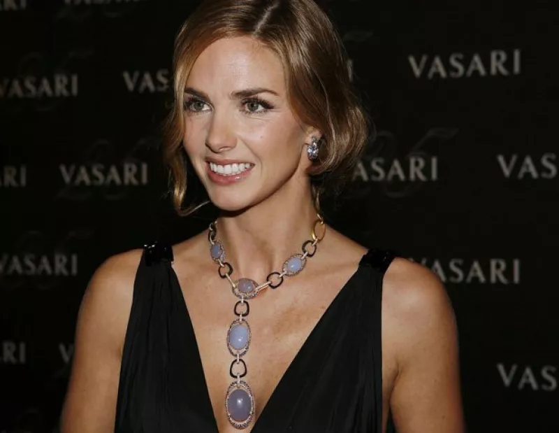 Todo apunta a que el Sol se ha dado otra oportunidad en el amor, lo captamos en pleno beso con su novia con la que sale desde hace más de un año.